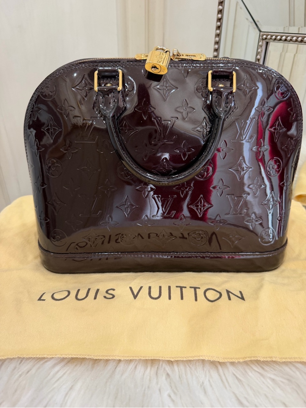 Louis Vuitton Vernis Alma Satchel in Burgundy Patent - Picture 2 of 12